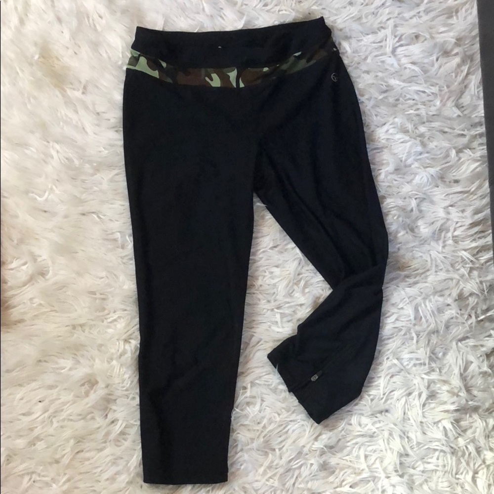 Capri Yoga pants with side zipper